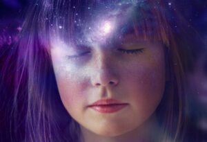 Fille les yeux fermés avec l'univers dans sa tête