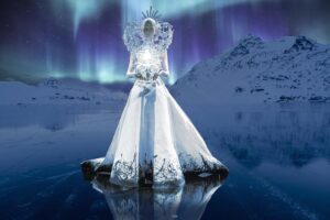 Reine qui tient sa couronne sous une aurore boréale